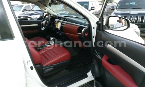 Ra Àlòkù Toyota Hilux funfun Ọkọ̀ in Tema ni Greater Accra Ra Àlòkù Toyota Hilux funfun Ọkọ̀ in Tema ni Greater Accra