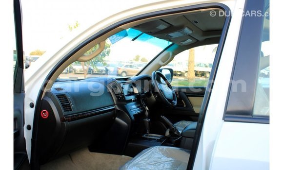 Sayi Imported Toyota Land Cruiser White Mota in Import - Dubai a Ashanti Sayi Imported Toyota Land Cruiser White Mota in Import - Dubai a Ashanti