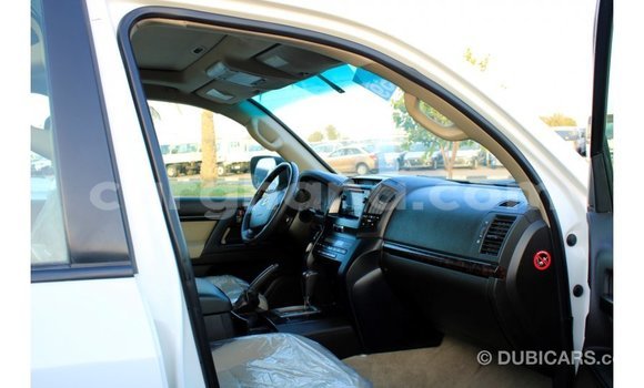Sayi Imported Toyota Land Cruiser White Mota in Import - Dubai a Ashanti Sayi Imported Toyota Land Cruiser White Mota in Import - Dubai a Ashanti