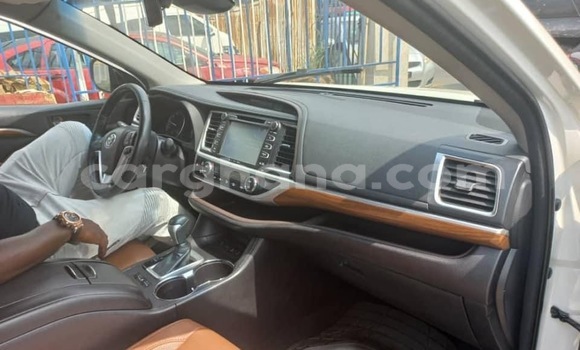 Ra Àlòkù Toyota Highlander funfun Ọkọ̀ in Accra ni Greater Accra Ra Àlòkù Toyota Highlander funfun Ọkọ̀ in Accra ni Greater Accra