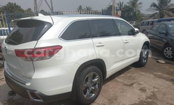 Ra Àlòkù Toyota Highlander funfun Ọkọ̀ in Accra ni Greater Accra Ra Àlòkù Toyota Highlander funfun Ọkọ̀ in Accra ni Greater Accra