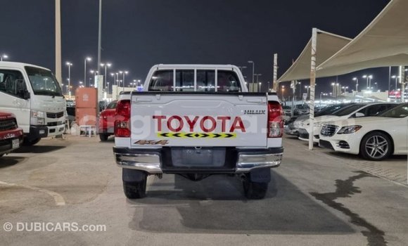 Sayi Imported Toyota Hilux White Mota in Import - Dubai a Ashanti Sayi Imported Toyota Hilux White Mota in Import - Dubai a Ashanti