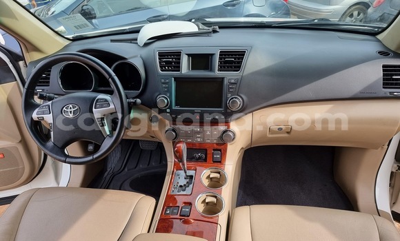 Buy Used Toyota Highlander White Car in Accra in Greater Accra Buy Used Toyota Highlander White Car in Accra in Greater Accra