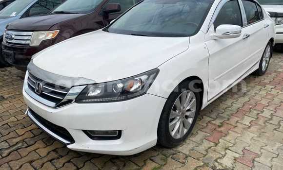 Sayi Na hannu Honda Accord White Mota in Accra a Greater Accra