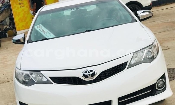 Ra Àlòkù Toyota Camry funfun Ọkọ̀ in Accra ni Greater Accra