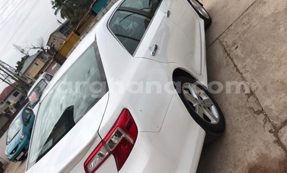 Sayi Na hannu Toyota Camry White Mota in Accra a Greater Accra Sayi Na hannu Toyota Camry White Mota in Accra a Greater Accra
