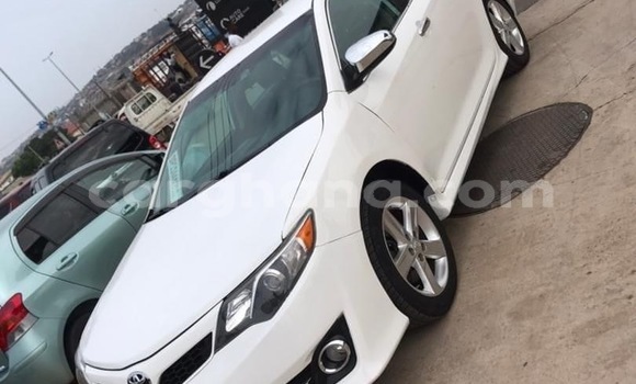 Sayi Na hannu Toyota Camry White Mota in Accra a Greater Accra Sayi Na hannu Toyota Camry White Mota in Accra a Greater Accra