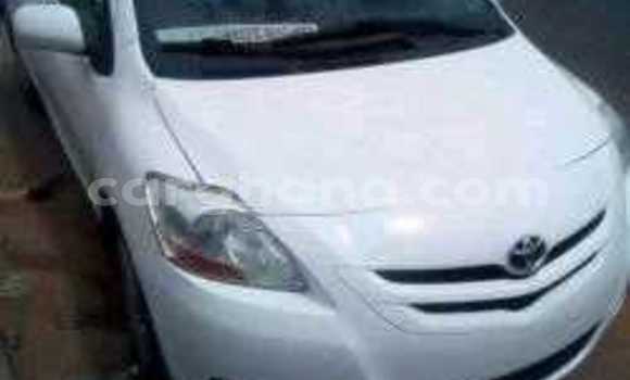 Sayi Na hannu Toyota Yaris White Mota in Accra a Greater Accra