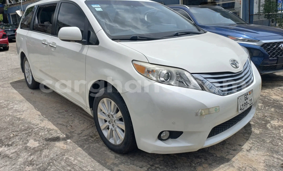 Ra Àlòkù Toyota Sienna funfun Ọkọ̀ in Accra ni Greater Accra