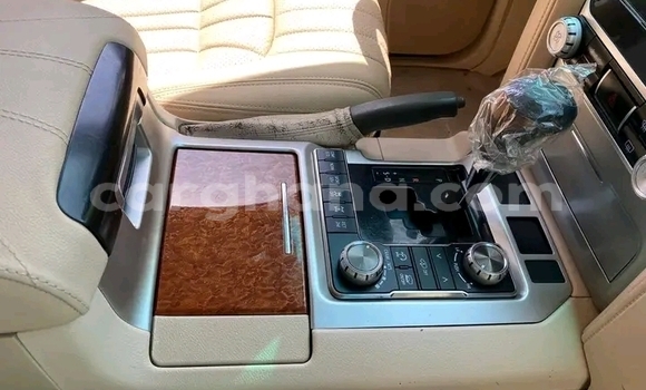 Ra Àlòkù Toyota Land Cruiser funfun Ọkọ̀ in Accra ni Greater Accra Ra Àlòkù Toyota Land Cruiser funfun Ọkọ̀ in Accra ni Greater Accra