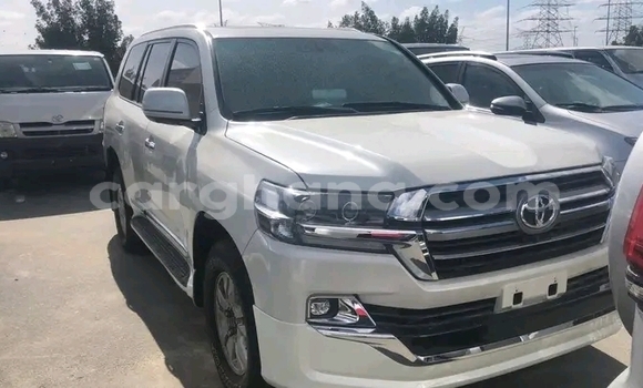 Ra Àlòkù Toyota Land Cruiser funfun Ọkọ̀ in Accra ni Greater Accra Ra Àlòkù Toyota Land Cruiser funfun Ọkọ̀ in Accra ni Greater Accra