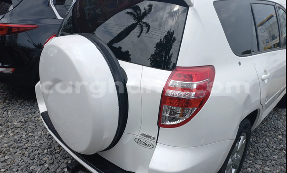 Ra Àlòkù Toyota RAV4 funfun Ọkọ̀ in Accra ni Greater Accra