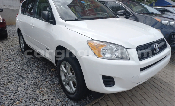 Sayi Na hannu Toyota RAV4 White Mota in Accra a Greater Accra Sayi Na hannu Toyota RAV4 White Mota in Accra a Greater Accra