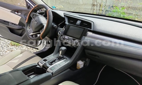 Ra Àlòkù Honda Civic funfun Ọkọ̀ in Accra ni Greater Accra Ra Àlòkù Honda Civic funfun Ọkọ̀ in Accra ni Greater Accra