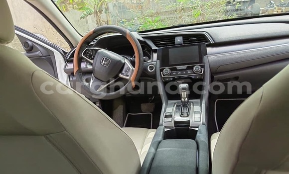 Ra Àlòkù Honda Civic funfun Ọkọ̀ in Accra ni Greater Accra Ra Àlòkù Honda Civic funfun Ọkọ̀ in Accra ni Greater Accra