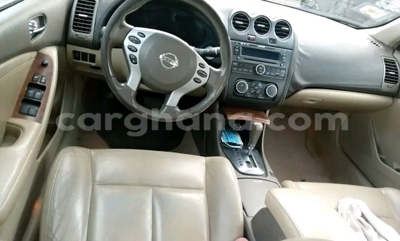 Ra Àlòkù Nissan Altima funfun Ọkọ̀ in Accra ni Greater Accra Ra Àlòkù Nissan Altima funfun Ọkọ̀ in Accra ni Greater Accra