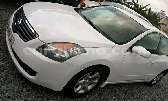 Ra Àlòkù Nissan Altima funfun Ọkọ̀ in Accra ni Greater Accra Ra Àlòkù Nissan Altima funfun Ọkọ̀ in Accra ni Greater Accra
