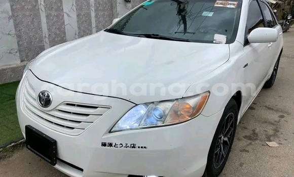 Sayi Na hannu Toyota Camry White Mota in Accra a Greater Accra