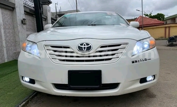 Sayi Na hannu Toyota Camry White Mota in Accra a Greater Accra Sayi Na hannu Toyota Camry White Mota in Accra a Greater Accra