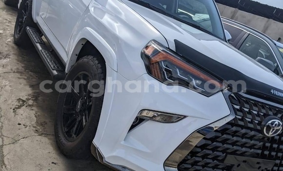 Ra Àlòkù Toyota 4Runner funfun Ọkọ̀ in Accra ni Greater Accra