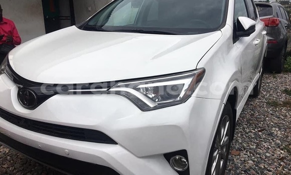 Sayi Na hannu Toyota RAV4 White Mota in Accra a Greater Accra