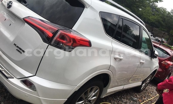 Sayi Na hannu Toyota RAV4 White Mota in Accra a Greater Accra Sayi Na hannu Toyota RAV4 White Mota in Accra a Greater Accra