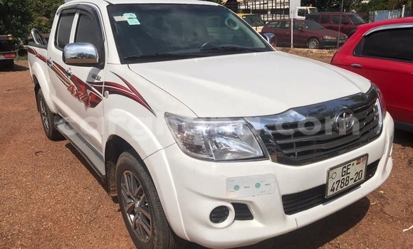 Sayi Na hannu Toyota Hilux White Mota in Accra a Greater Accra