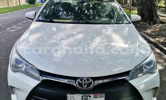 Ra Àlòkù Toyota Camry funfun Ọkọ̀ in Accra ni Greater Accra