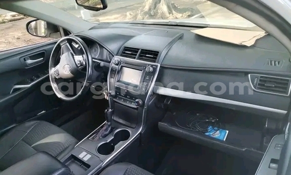 Ra Àlòkù Toyota Camry funfun Ọkọ̀ in Accra ni Greater Accra Ra Àlòkù Toyota Camry funfun Ọkọ̀ in Accra ni Greater Accra