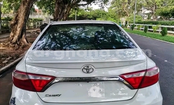 Ra Àlòkù Toyota Camry funfun Ọkọ̀ in Accra ni Greater Accra Ra Àlòkù Toyota Camry funfun Ọkọ̀ in Accra ni Greater Accra