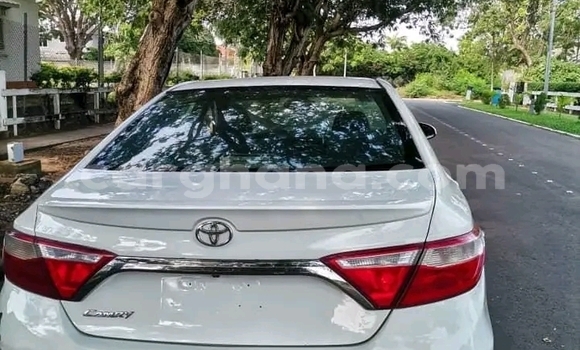 Ra Àlòkù Toyota Camry funfun Ọkọ̀ in Accra ni Greater Accra Ra Àlòkù Toyota Camry funfun Ọkọ̀ in Accra ni Greater Accra
