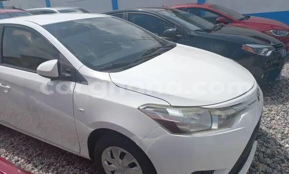 Ra Àlòkù Toyota Yaris funfun Ọkọ̀ in Iwọn didun ni Oorun Ra Àlòkù Toyota Yaris funfun Ọkọ̀ in Iwọn didun ni Oorun