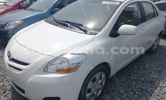 Sayi Na hannu Toyota Yaris White Mota in Accra a Greater Accra