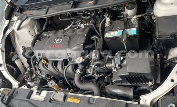 Ra Àlòkù Toyota Yaris funfun Ọkọ̀ in Accra ni Greater Accra Ra Àlòkù Toyota Yaris funfun Ọkọ̀ in Accra ni Greater Accra