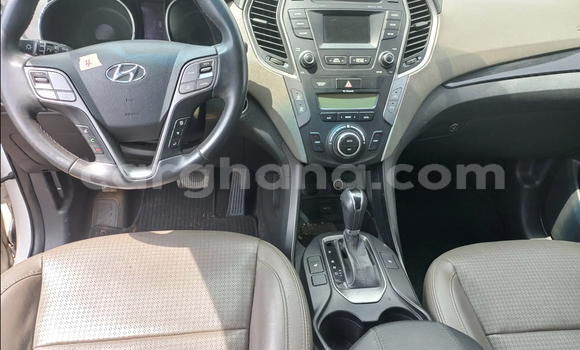 Ra Àlòkù Hyundai Santa Fe funfun Ọkọ̀ in Accra ni Greater Accra Ra Àlòkù Hyundai Santa Fe funfun Ọkọ̀ in Accra ni Greater Accra