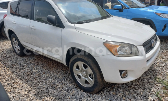 Ra Àlòkù Toyota RAV4 funfun Ọkọ̀ in Accra ni Greater Accra