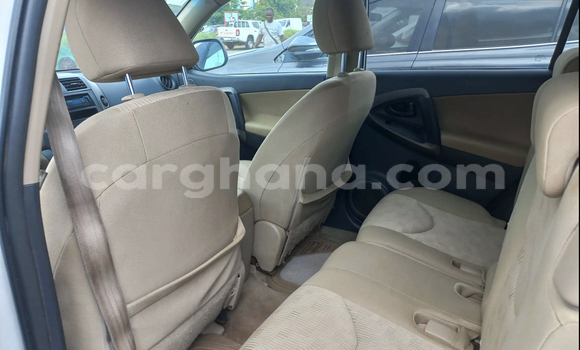 Ra Àlòkù Toyota RAV4 funfun Ọkọ̀ in Accra ni Greater Accra Ra Àlòkù Toyota RAV4 funfun Ọkọ̀ in Accra ni Greater Accra