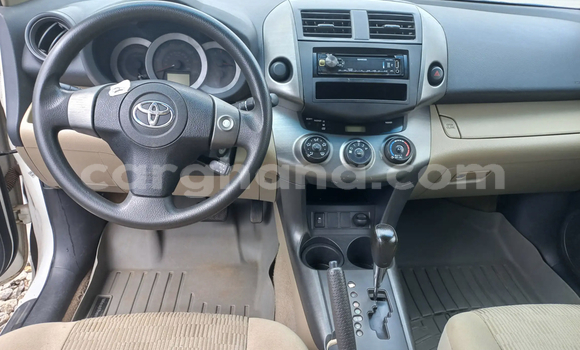 Ra Àlòkù Toyota RAV4 funfun Ọkọ̀ in Accra ni Greater Accra Ra Àlòkù Toyota RAV4 funfun Ọkọ̀ in Accra ni Greater Accra