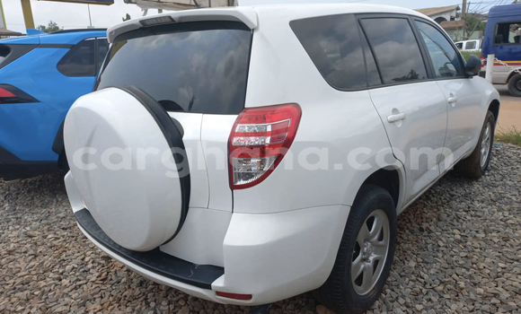 Ra Àlòkù Toyota RAV4 funfun Ọkọ̀ in Accra ni Greater Accra Ra Àlòkù Toyota RAV4 funfun Ọkọ̀ in Accra ni Greater Accra