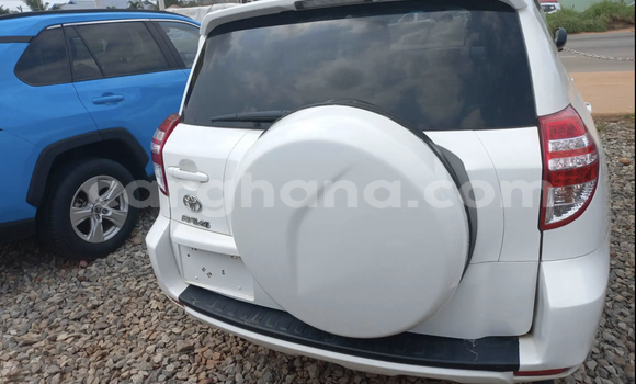 Ra Àlòkù Toyota RAV4 funfun Ọkọ̀ in Accra ni Greater Accra Ra Àlòkù Toyota RAV4 funfun Ọkọ̀ in Accra ni Greater Accra