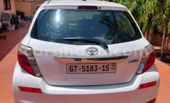 Ra Àlòkù Toyota Vitz funfun Ọkọ̀ in Accra ni Greater Accra
