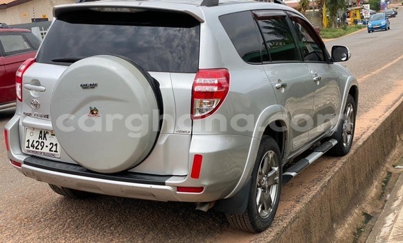 Sayi Na hannu Toyota RAV4 Azurfa Mota in Accra a Greater Accra
