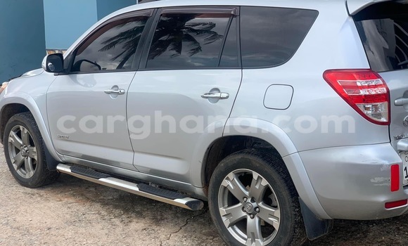 Ra Àlòkù Toyota RAV4 Silver Ọkọ̀ in Accra ni Greater Accra Ra Àlòkù Toyota RAV4 Silver Ọkọ̀ in Accra ni Greater Accra
