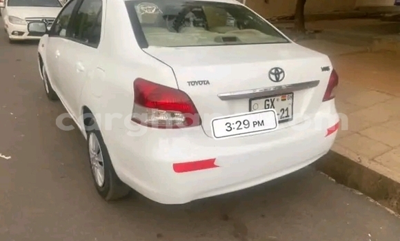 Ra Àlòkù Toyota Yaris funfun Ọkọ̀ in Accra ni Greater Accra