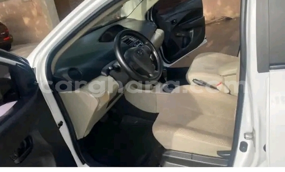Sayi Na hannu Toyota Yaris White Mota in Accra a Greater Accra Sayi Na hannu Toyota Yaris White Mota in Accra a Greater Accra