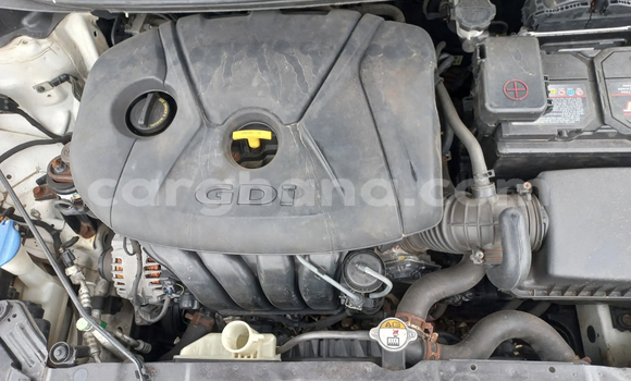 Ra Àlòkù Hyundai Elantra funfun Ọkọ̀ in Accra ni Greater Accra Ra Àlòkù Hyundai Elantra funfun Ọkọ̀ in Accra ni Greater Accra