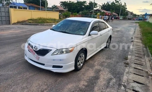 Ra Àlòkù Toyota Camry funfun Ọkọ̀ in Accra ni Greater Accra Ra Àlòkù Toyota Camry funfun Ọkọ̀ in Accra ni Greater Accra