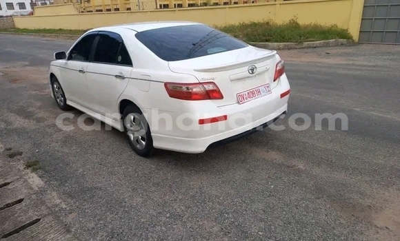 Ra Àlòkù Toyota Camry funfun Ọkọ̀ in Accra ni Greater Accra Ra Àlòkù Toyota Camry funfun Ọkọ̀ in Accra ni Greater Accra