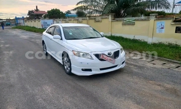 Ra Àlòkù Toyota Camry funfun Ọkọ̀ in Accra ni Greater Accra Ra Àlòkù Toyota Camry funfun Ọkọ̀ in Accra ni Greater Accra