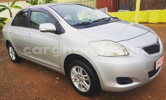 Sayi Na hannu Toyota Yaris Azurfa Mota in Accra a Greater Accra